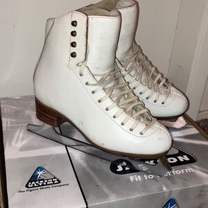 JACKSON Women's Classic White Skates 7020 5B